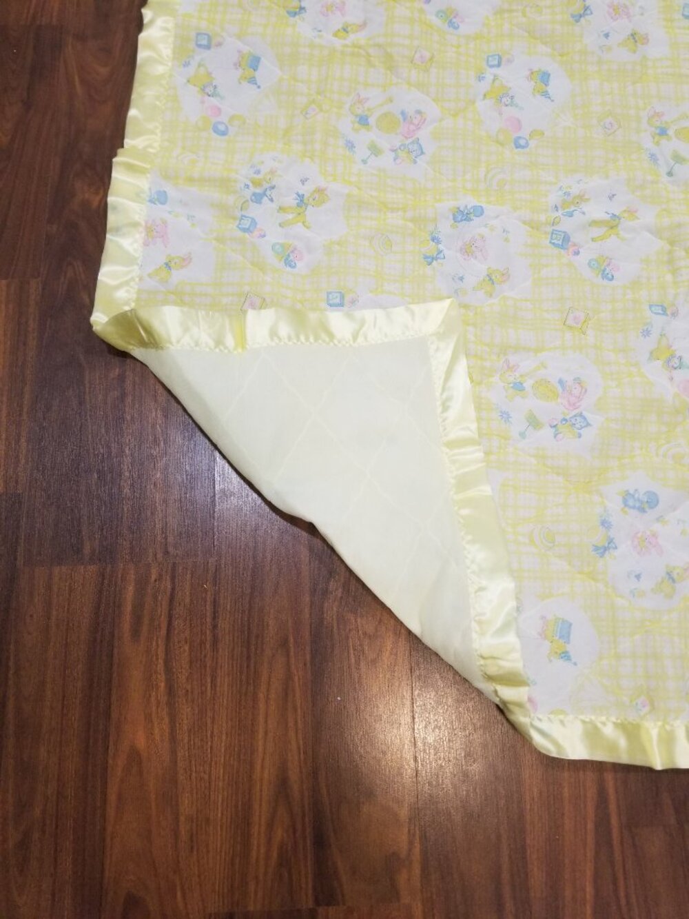 Vintage Baby Blanket/Quilt, Yellow w/ baby animals - Picture 4 of 11